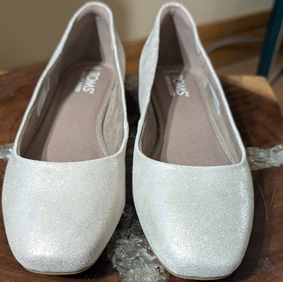 TOMS Women's Briella Ballet Flats in Silver/Light Metallic Suede sz 7.5 - Picture 8 of 15